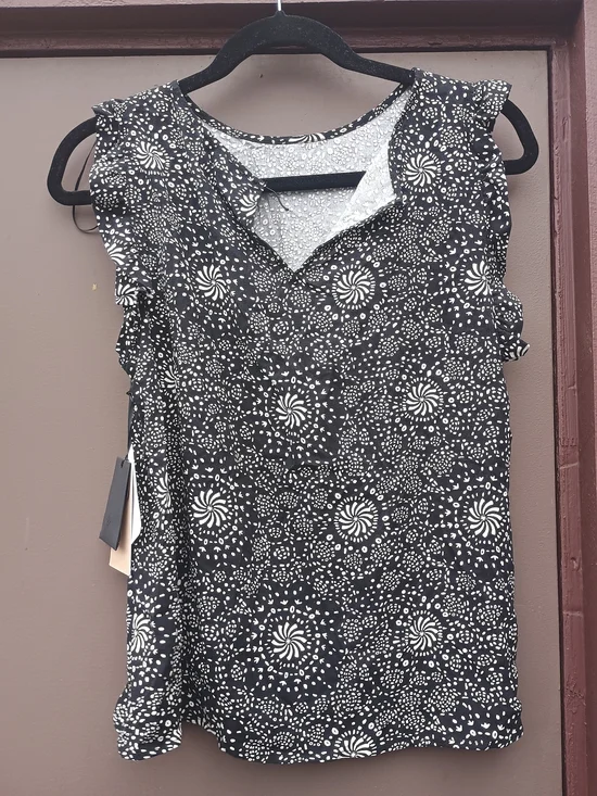 Sleeveless Black & White Patterned Women's Top - Picture 2 of 4